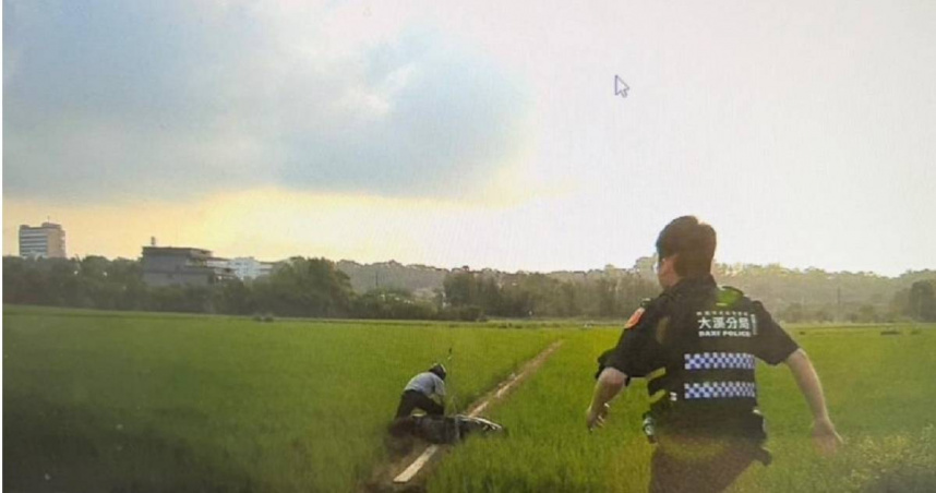 張姓通緝犯騎車遭攔，竟拒檢逃逸至田間小路，最終因自摔遭警方逮捕送辦。（圖／翻攝畫面）