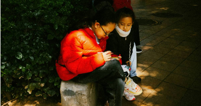當今時代，3C裝置與兒童、少年生活日漸緊密，使得家長如何引導家中孩童使用3C設備日漸重要。（示意圖／翻攝unsplash）