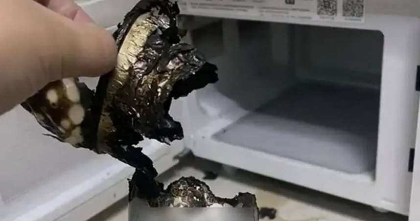 大陸民眾把手搖飲料放到微波爐微波，結果直接起火燃燒。（圖／翻攝自微博／第一幫幫團）