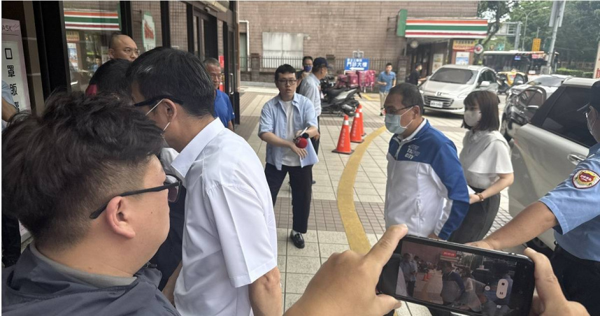 新北市長侯友宜現身恩主公醫院探視傷者及死者家屬。（圖／翻攝畫面）