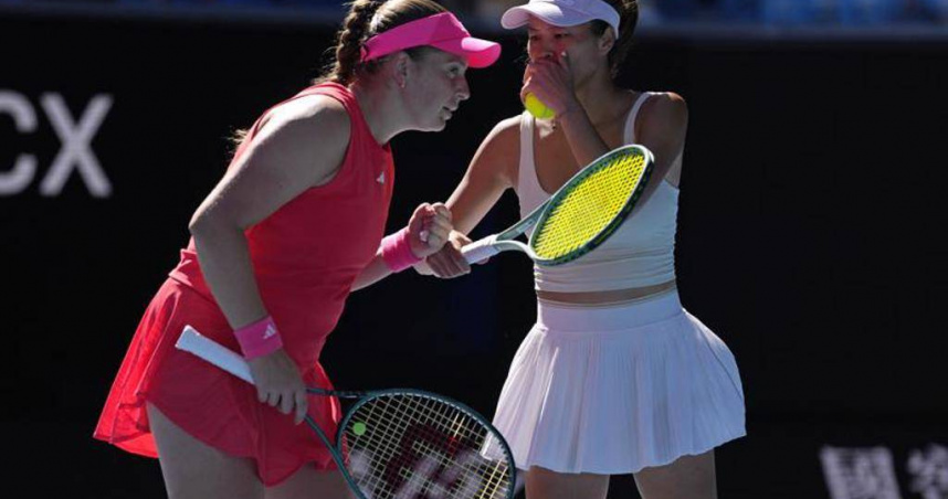 謝淑薇（右）與奧斯塔朋科在2025法網女雙首輪驚險獲勝。（圖／美聯社／達志）