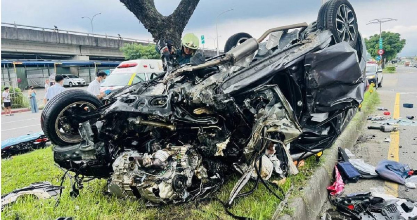 台北市松山區撫遠街今(7日)中午驚傳重大車禍,一部自小客車不慎與遊覽車發生碰撞,導致自小客車衝上分隔島翻覆,車內一對母子當場失去生命跡象,緊急送醫搶救後,母子倆雙雙宣告不治。(圖/報系資料照)