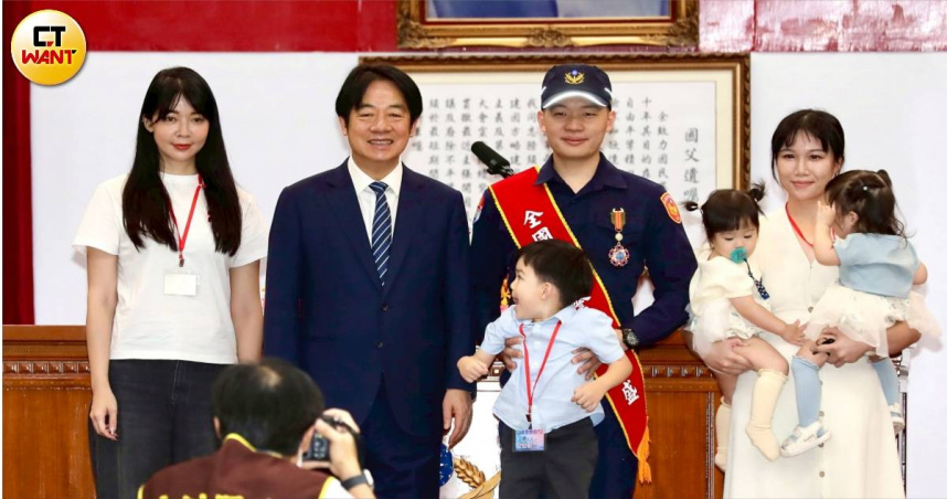 總統賴清德12日上午出席警察節慶祝大會,視察慰勉成果,並對28位全國模範警察進行頒獎。(圖/方萬民攝)