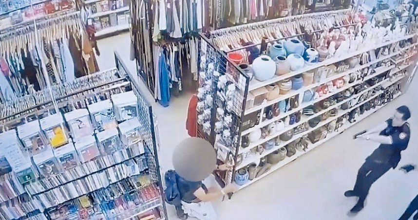 吳男在商場揮舞武士刀（左），警方一度與其對峙，後來壓制時疑槍枝走火，造成吳男後頸中彈。（圖／民眾提供／中國時報曹婷婷台南傳真）