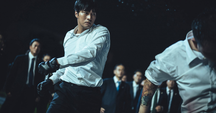 蘇志燮時隔3年再次演出戲劇作品《無赦之仇》，且親自提出不少關於動作設計的想法。（圖／Netflix提供）