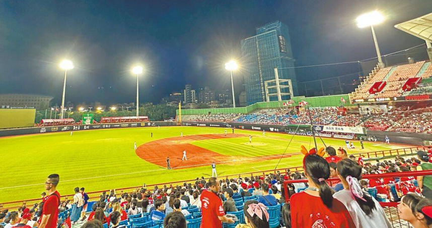 台北市議員林杏兒指出，天母運動公園網球場下方預計興建的停車場只有314格停車位，應把多功能草皮區下方一起納入評估，開設2個停車場入口，未來也能分散天母棒球場職棒賽事結束後的車流。圖為天母棒球場。（圖／中國時報張珈瑄攝）