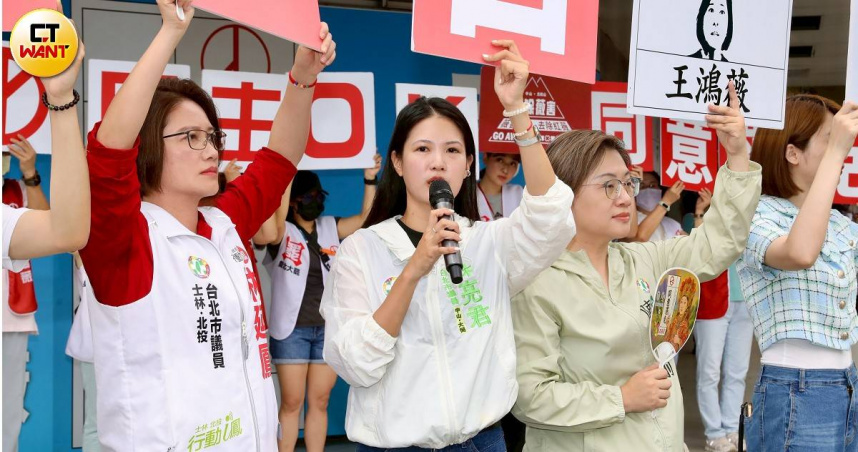 民進黨全面動員黨公職，進行馬路口宣傳大罷免。（圖／方萬民攝）