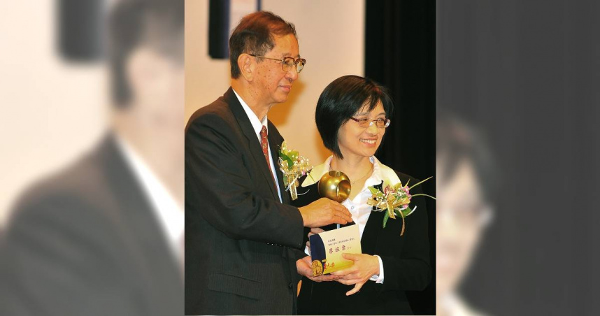 台灣大學副校長廖婉君（右）遭爆出涉嫌學術成就造假，更藉此獲得包括台灣十大傑出女青年等多項獎項，涉及學術倫理問題。（圖／報系資料照）