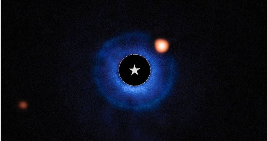 天文學家利用美國國家航空暨太空總署的「詹姆斯·韋伯太空望遠鏡」，捕捉到1顆質量與土星相近的行星正圍繞著附近的年輕恆星「TWA 7」運行。（圖／翻攝自NASA Science）