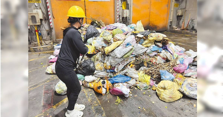 嘉義縣環保局日前獲報有民眾不慎將貴重物品丟入垃圾車內，焚化廠立即啟動緊急應變程序，將整車垃圾全數傾倒，就地搜尋。（圖／嘉義縣政府提供／中國時報呂妍庭嘉義傳真）