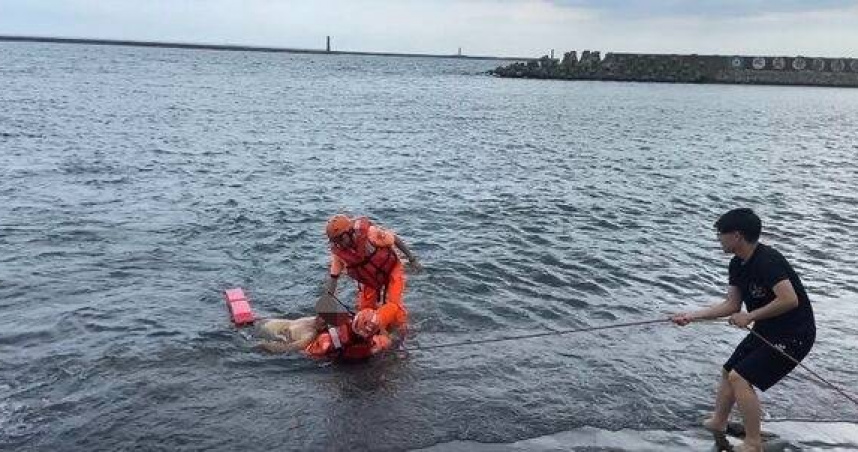 高雄老翁沙灘戲水竟遭野狗下海狂溺斃身亡。（圖／翻攝畫面）