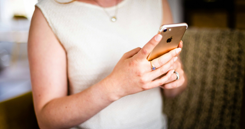 詐騙集團利用AI技術製作虛擬警局背景，令受害人深信不疑遭騙鉅款。（圖／示意圖，Unsplash）