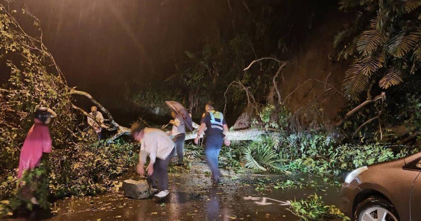 巨樹落石封路警民合力鏟通返家路。（圖／翻攝畫面）