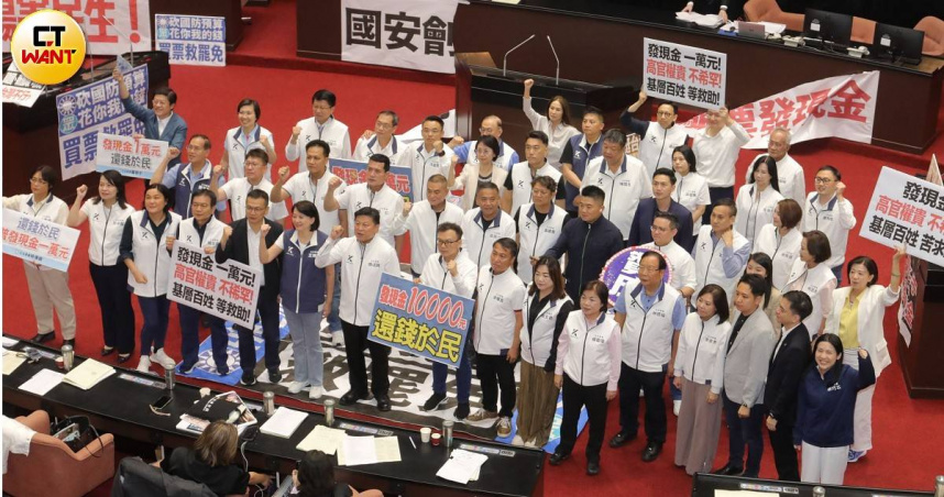 立法院三讀通過國民黨團特別條例草案版本，其中普發現金全民將獲1萬元。（圖／周志龍攝）