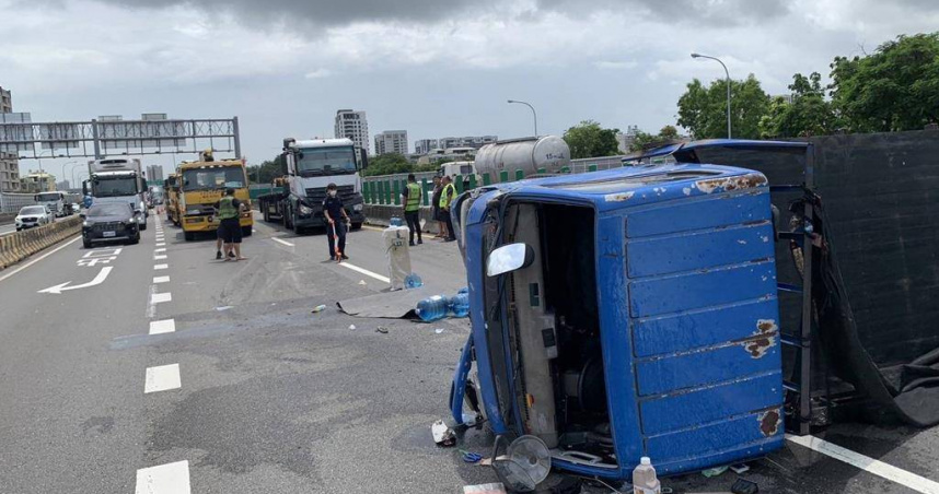 國道1號南下372.3公里靠近高雄端匝道口，今（14）日上午10點18分1輛滿載桶裝水的小貨車，疑似變換車道不當，擦撞到主線外側車道的曳引大貨車後，翻覆在路上影響通行。（圖／國道警察提供）