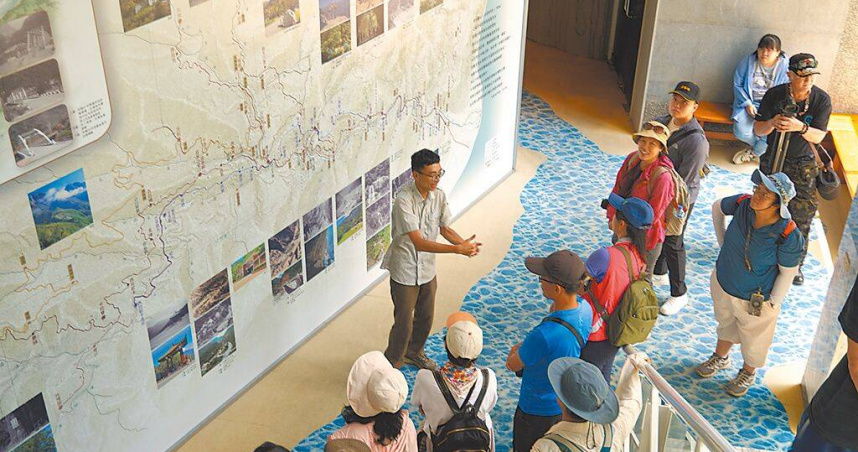 太魯閣國家公園去年因強震受創嚴重，部分景點歷經1年多修復現已開放，花蓮縣政府17日特別安排半天導覽行程，邀導遊協會成員參加，讓大家了解園區復原狀況盼協助推廣。（圖／中國時報羅亦晽攝）