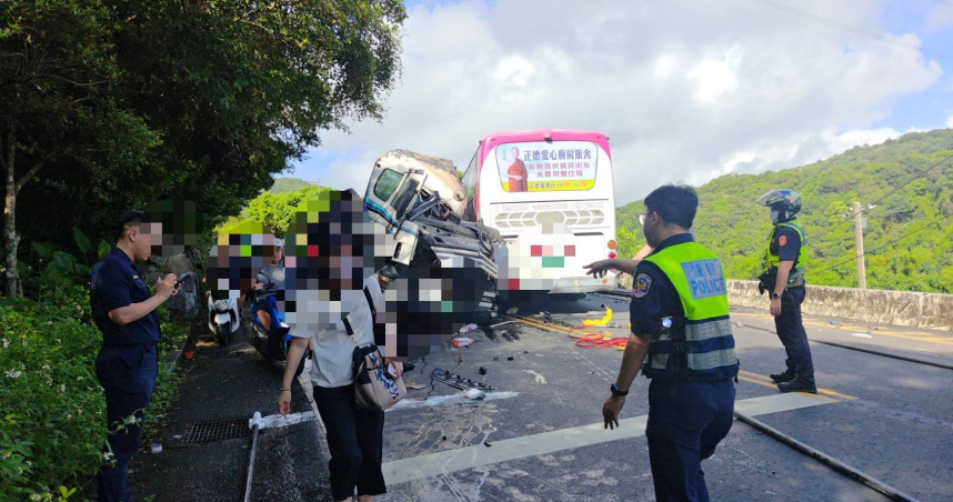 新北市萬里區23日上午發生嚴重車禍，導致1人命危、8人輕重傷。（圖／翻攝畫面）