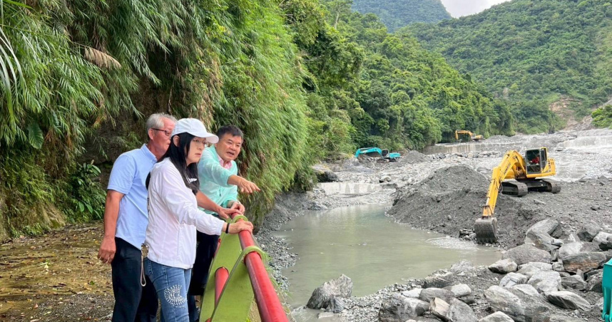 法委員莊瑞雄與陳瑩昨（29）日親自前往鹿野、關山等農田灌區，勘查台東地區農業灌溉體系因颱風及豪雨受損情況。（圖／莊瑞雄辦公室提供）
