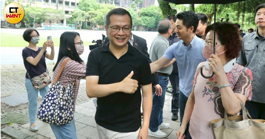 國民黨立委羅智強（前排黑衣者）希望罷免案後各界回歸理性，不要針對人格攻擊。（圖／劉耿豪攝）