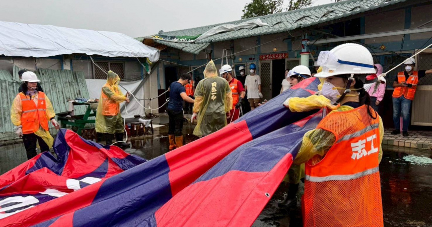 民進黨桃園市、台中市黨公職及台中市第六選區罷團加入救災志工行列。（圖／民進黨提供）