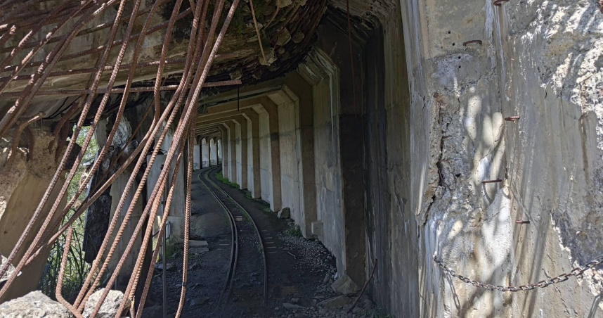 近期因持續豪雨，阿里山林鐵眠月線2號隧道舊崩塌處有落石及崩坍發生。（圖／林業及自然保育署嘉義分署提供）