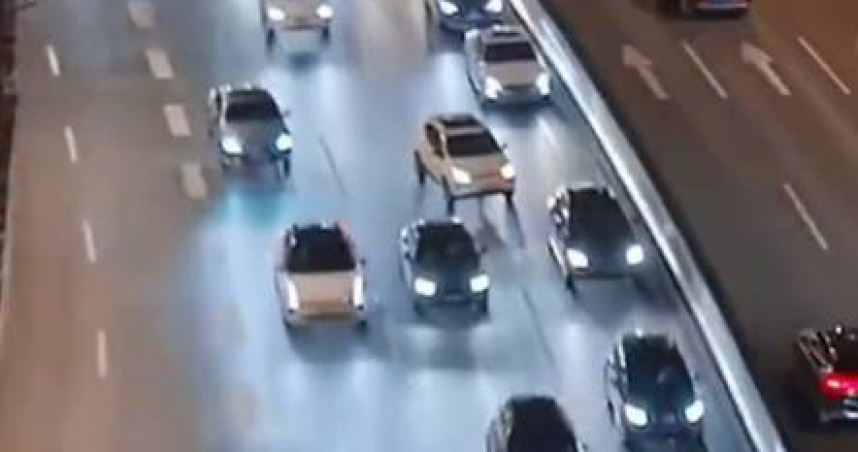 女子搭公車時，因轎車違規插隊導致司機緊急剎車，造成她摔傷流產。（圖／翻攝自九派新聞微博）