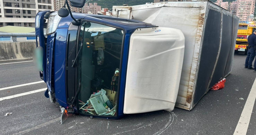 大貨車疑失速側翻，所幸駕駛僅輕傷。（圖／翻攝畫面）