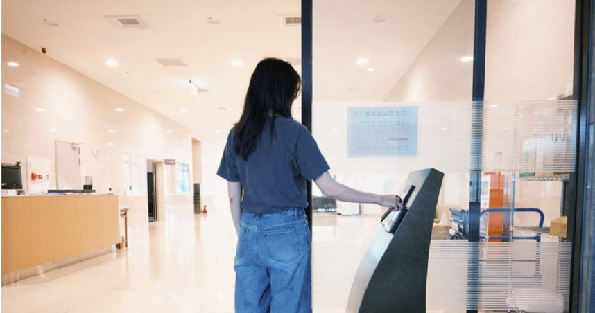 桃園市住發處去年中起創先例出奇招，針對69戶欠繳租客採「柔性鎖卡」，要搭電梯要請管理員幫忙刷卡，透過「一點點不方便」，成功回收近300萬元房租。（圖／中國時報記者蔡依珍攝）