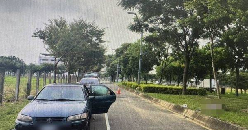 台中市西屯區黎明路三段與僑大路口分隔島草地發現57歲男子死亡，現場散落藥袋。（圖／翻攝畫面）