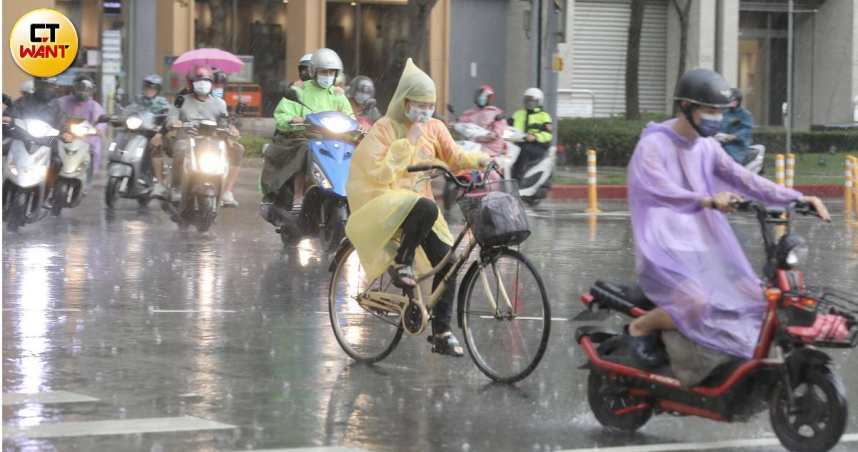 下周一起大氣不穩定，午後雷雨範圍擴大。（示意圖／彭子桓攝）