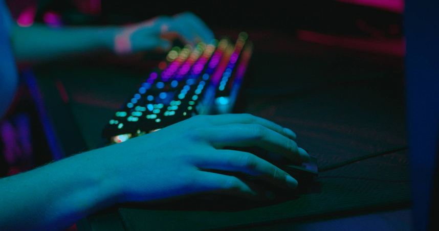 一名玩家控訴遊戲公司僅因驗證碼輸錯就封鎖其帳號，要求賠償22萬元。（示意圖／Photo AC）