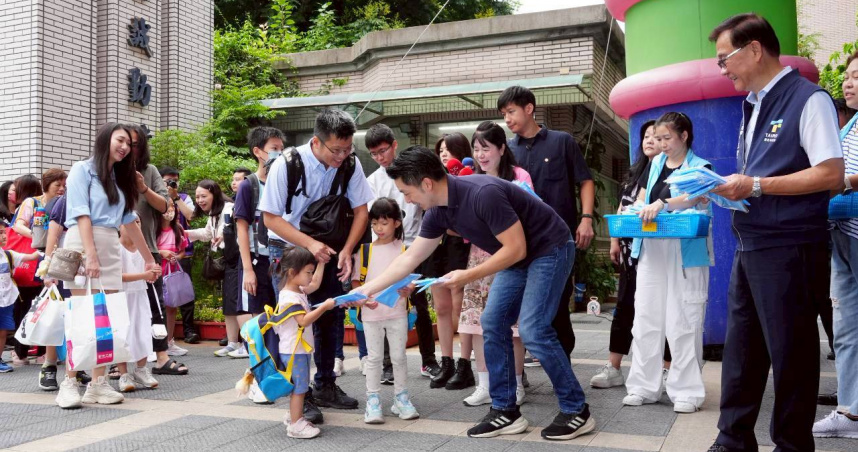 蔣萬安今天親自到小學發送鮮奶週報（圖／北市府提供）