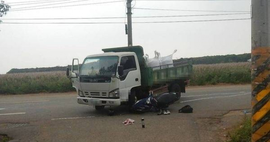 大雅區機車超車撞大貨車1死1傷。（圖 ／翻攝畫面）