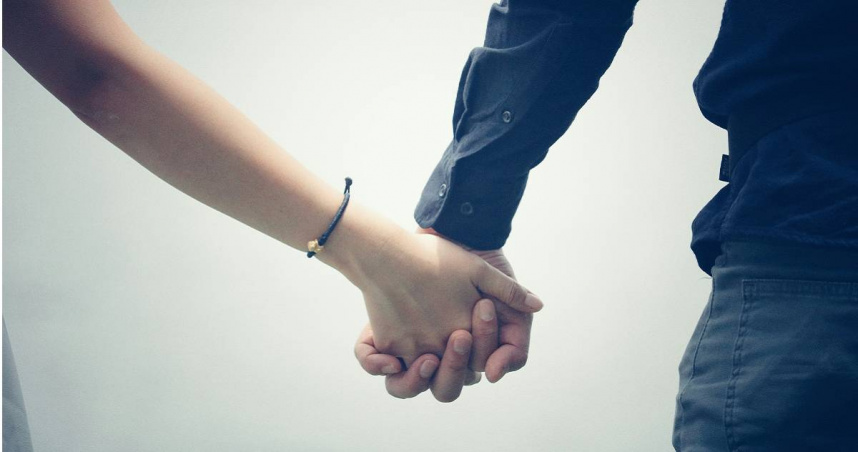 馬來西亞一名女子表示，男友15歲就輟學出社會工作，目前無財產，媽媽知道後便勸她趕快分手。（示意圖／翻攝自unsplash）