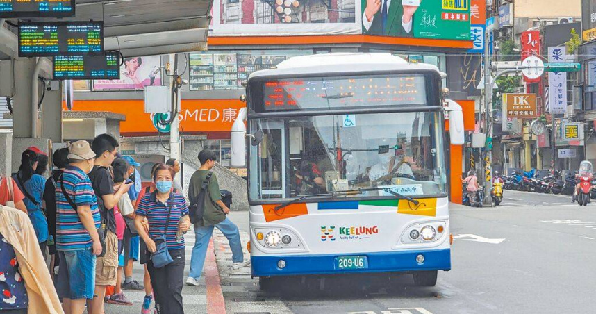 為解決基隆市營公車老舊問題，市府先向國光客運承租20輛、車齡約8年的低底盤公車，目前正在改裝外觀，預計10月上路。（圖／基隆市政府提供／中國時報張志康基隆傳真）