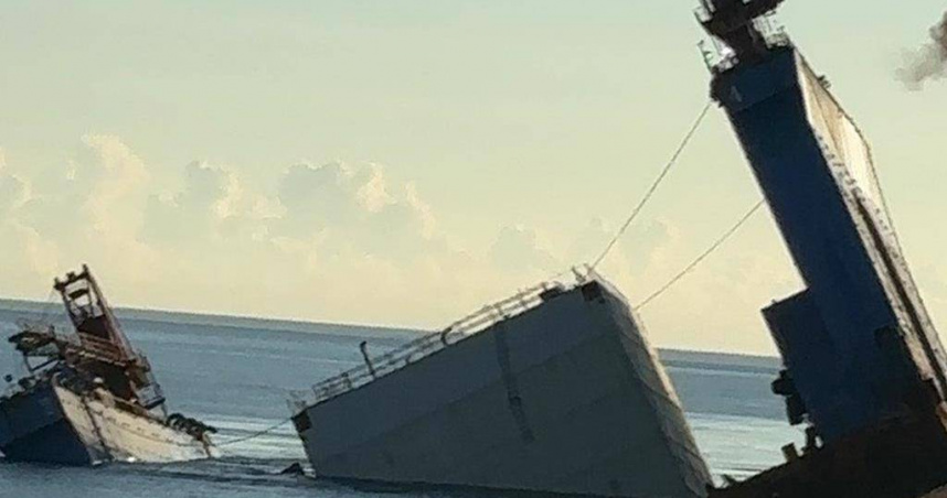 宜蘭大溪漁港防波堤延長工程載運沉箱的浮台船疑因底部破損進水，今晨在石城外海沉沒。（圖／宜蘭縣政府）