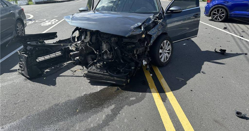 現場兩車車頭全數撞爛，碎片散落一地。（圖／翻攝畫面）