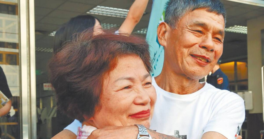 呂金鎧（右）被訴性侵殺害女大生遭判刑20年定讞，他服刑19年後於2012年出獄，經過非常上訴、高院第二次裁准再審後改判無罪，呂在宣判後擁抱多年來支持他的姊姊。（圖／中國時報記者陳君瑋攝）