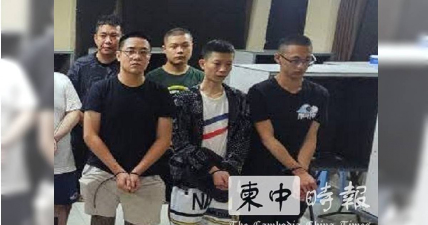 電信詐騙集團台灣籍頭目王勝宇（右2）長期藏身柬埔寨，9月29日在首都金邊落網。（圖／翻攝自柬中時報）