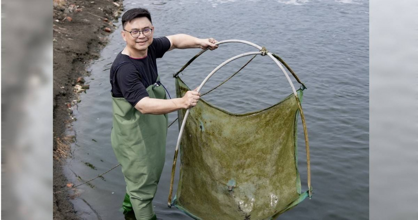 立法委員賴瑞隆21日親自體驗養殖漁業作業流程，並發表「漁業高雄隊」五大亮點藍圖。（圖／賴瑞隆辦公室提供）