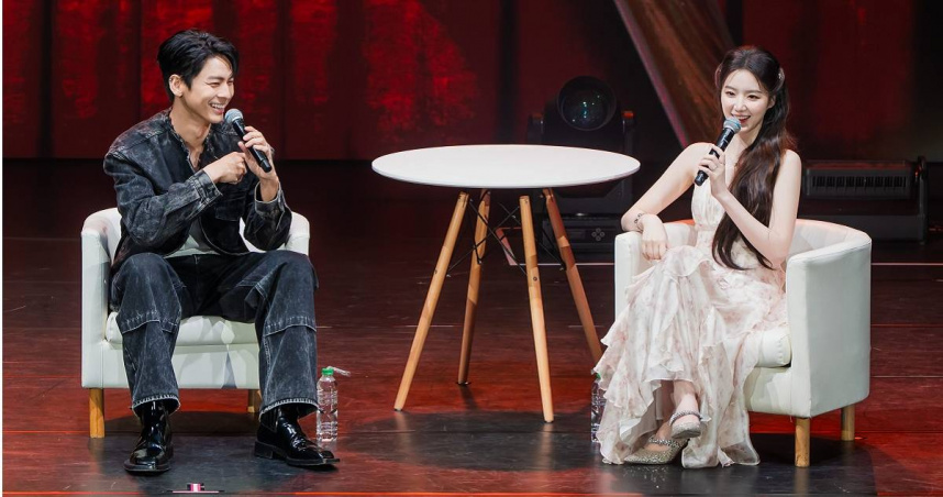 林柏宏（左）現身舒華見面會，兩人一起重演《背著善宰跑》經典片段。（圖／電通娛樂提供）