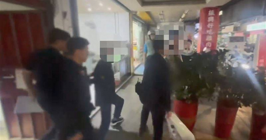 板橋3男閒聊被誤報警，警上門竟抓到毒品通緝犯。（圖 ／翻攝畫面）