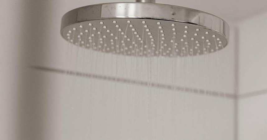 暗黑淋浴法強調在低光環境中洗澡，協助身心進入放鬆狀態。（示意圖／Pixabay）