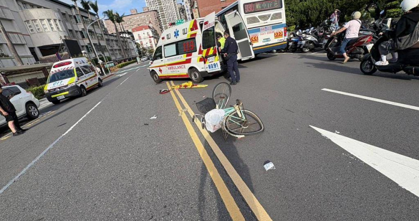 新北市新店民族路今日下午發生機車與腳踏車車禍，造成1死1重傷。（圖／民眾提供）