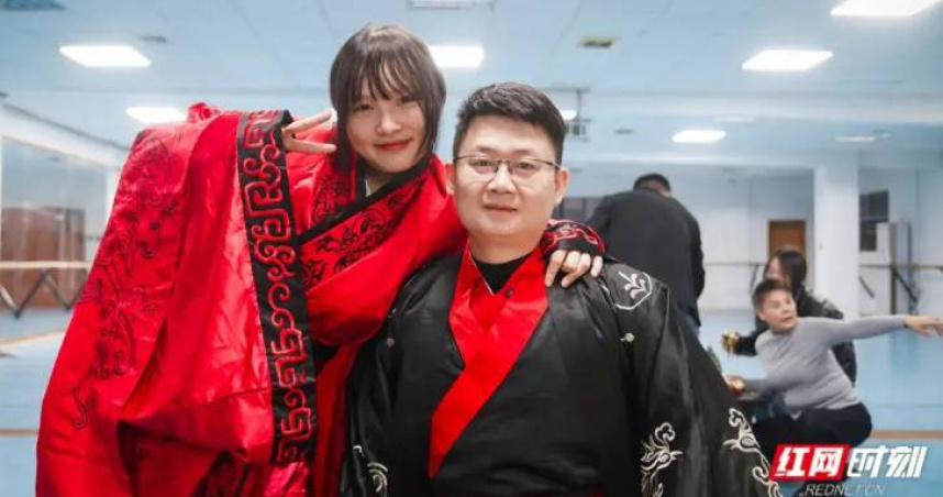 劉喜美與梁智斌在17年前的地震中結緣，如今攜手步入婚姻。（圖／翻攝自紅網）