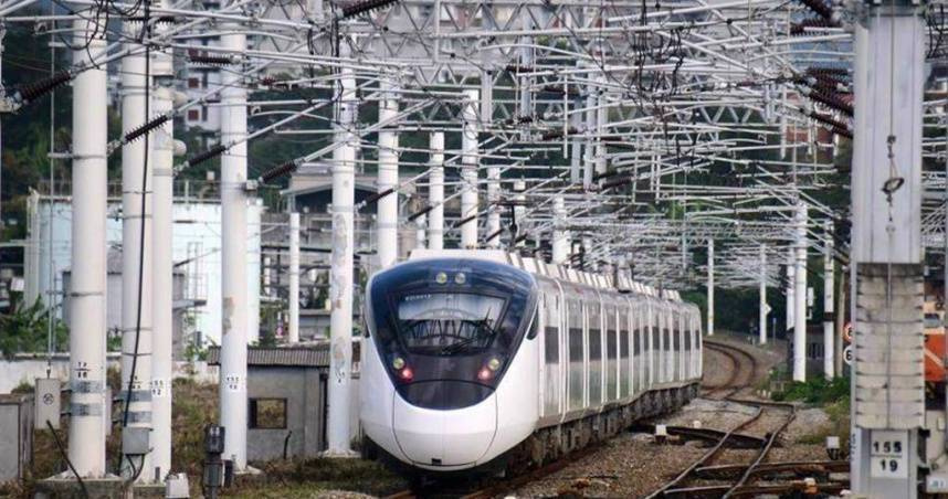 台鐵龍井至大肚段鐵軌旁雜草起火，台鐵一度斷電應變，列車延誤近1小時。（圖／示意圖，報系資料照）