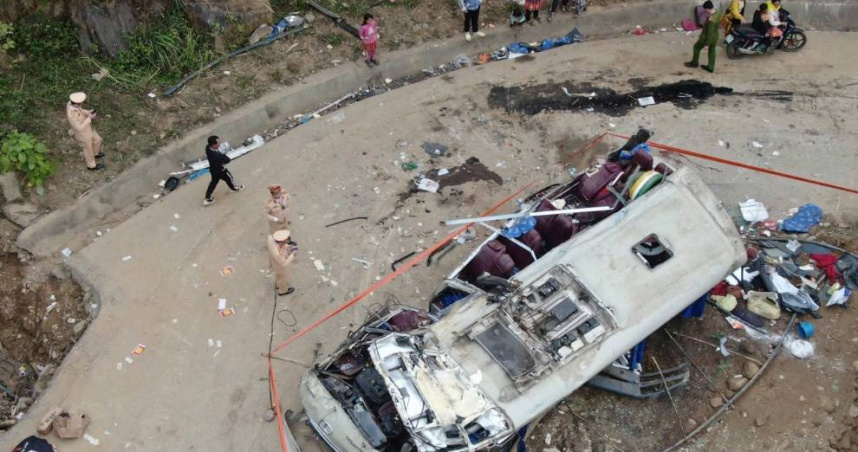 越南北部老街省（Lào Cai）平湖社（Phinh Ho Commune）一條山區道路昨（27）日發生嚴重車禍，釀9死8傷。（圖／翻攝自《Tuổi Trẻ》）