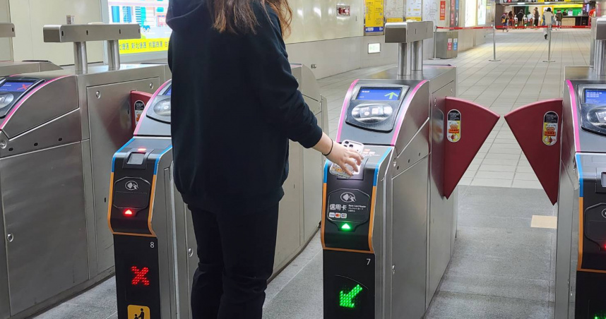 今起雙北捷運、公車開方民眾掃碼進站。（圖／北捷官網）