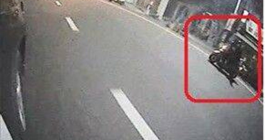 深夜攔警車救母命警笛狂響3分鐘開道搶回生機。（圖 ／翻攝畫面）