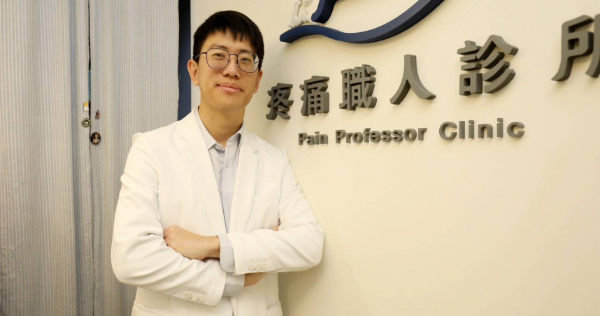疼痛職人診所院長徐子恆利用改良式授動術，治好上千患者五十肩，讓他們重獲新生。（圖／方萬民攝）